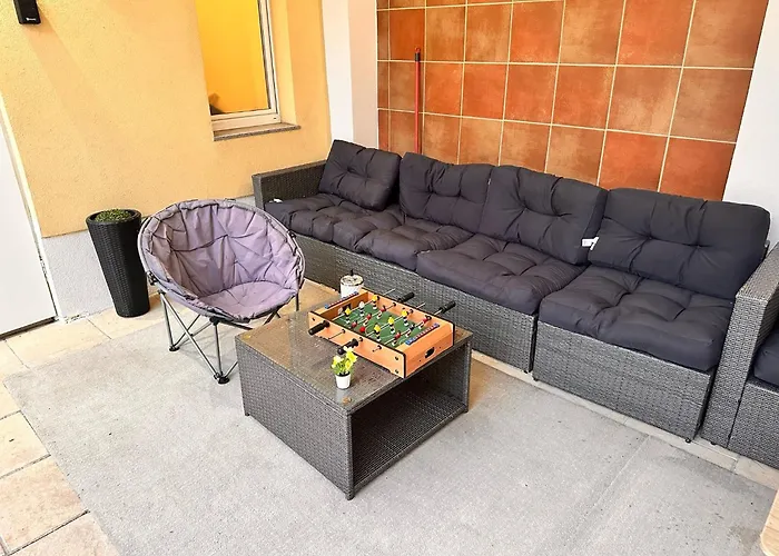 Spacious & Cozy - Near Metro & Center - 3 Beds For 5 Person Holiday home *