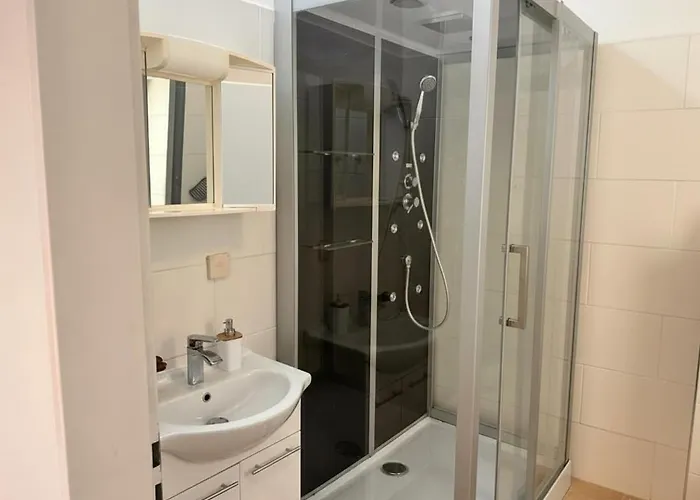 Spacious & Cozy - Near Metro & Center - 3 Beds For 5 Person Holiday home