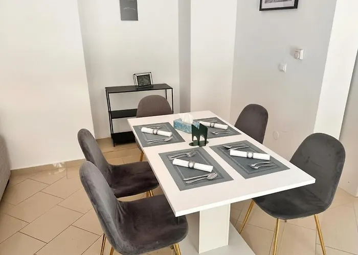 Spacious & Cozy - Near Metro & Center - 3 Beds For 5 Person Holiday home